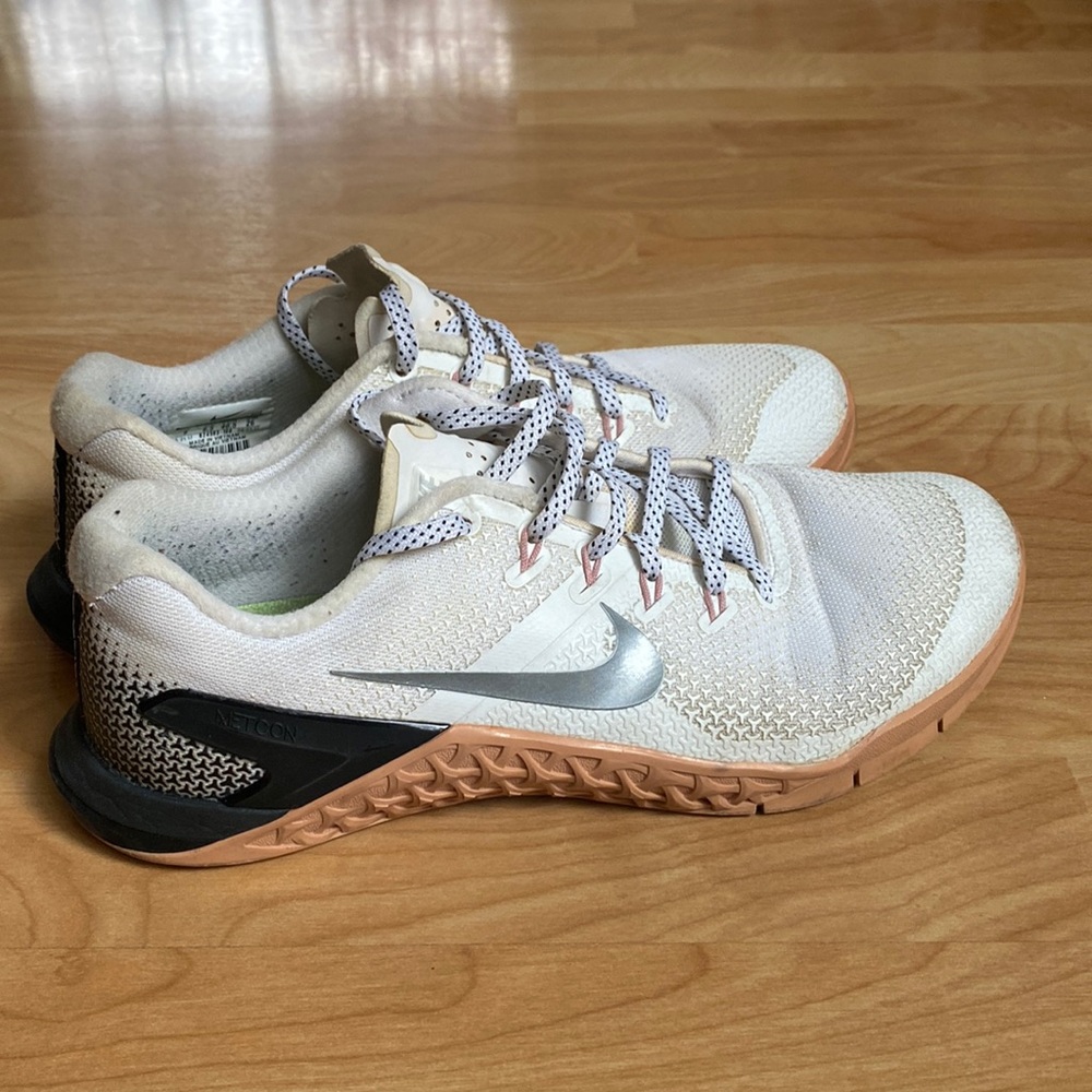 RARE NIKE METCON 4 SIZE 9 - 924593-100 WOMENS White/Nude Polka Dot Laces
